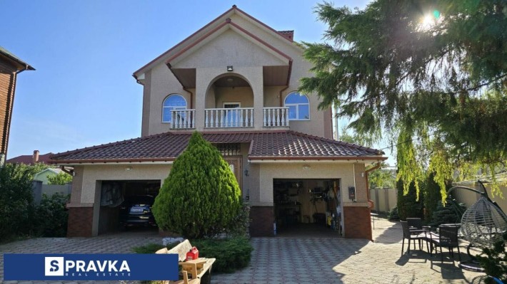 Дом в Леках 238 кв м , 10 соток , четыре спальни , два сан узла , три вида отопления , подвал , два  - фото 1