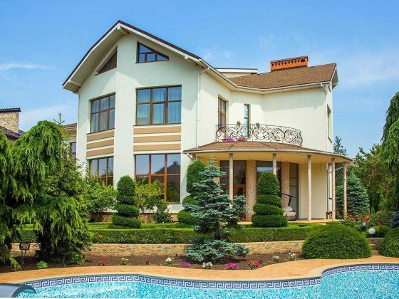 Чудовий 4-х рівневий будинок в Совіньйоні з великим басейном. Лиманка
