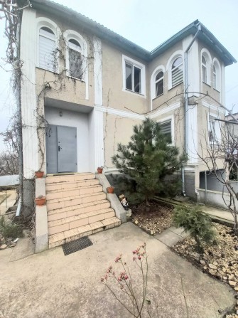 Продається 2-поверховий будинок у смт. Великодолинське (СК "Схід"). - фото 1