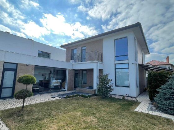 Пропонується до продажу, 2-х поверховий, сучасний будинок у Совіньйоні. Лиманка