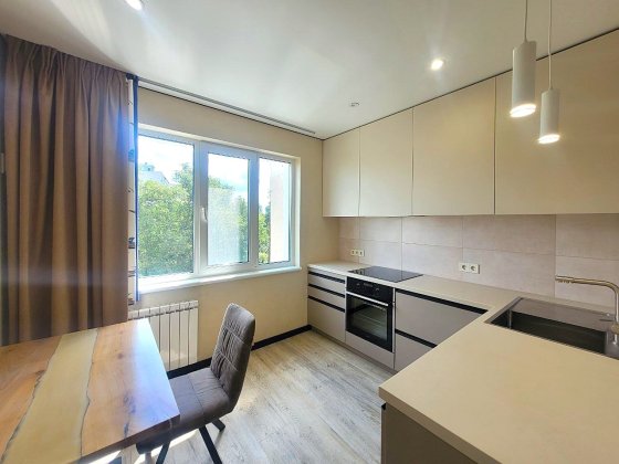 Продам трикімнатну квартиру вул. Бориспільська, 34 Дарницький р-н, метро Червоний хутір. Без %.