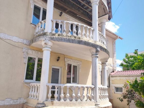 Продаж 3 поверхового будинку з верандою і ділянкою Молодежное