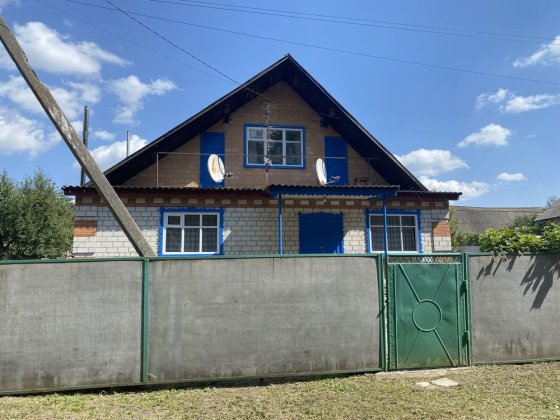 Двоповерховий будинок в селищі. Пирятин
