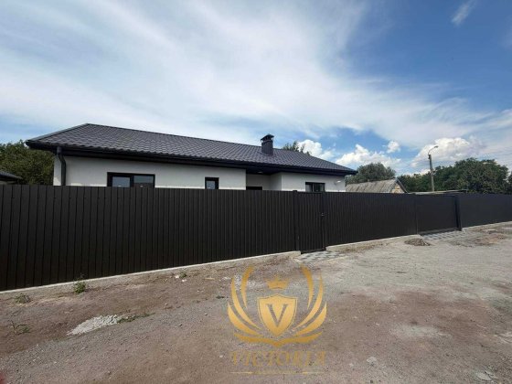 Продам новий сучасний будинок неподалік від центру міста!