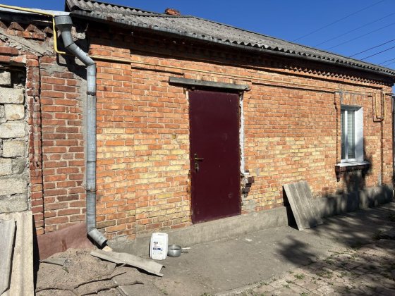 Половину будинку біля автовокзалу
