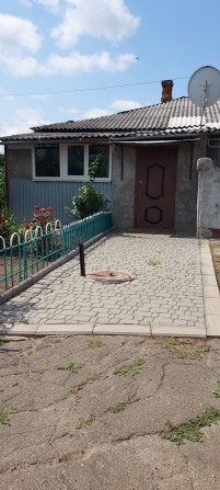 Продається частина будинку ,площею 32.70 кв м,по вулиці Петровського 77 ,кв 3(Шухевича)двір на 2 хаз - фото 1