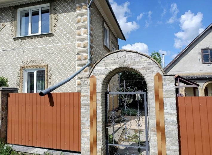 ПРОДАЖ будинку в мікрорайоні ЛЕЗНЕВО . Зручне розташування: лише в 5 хвилинах пішки до зупинки грома - фото 1