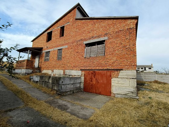 Дім Новобудова в тихій частині міста Золотоноша. Золотоноша
