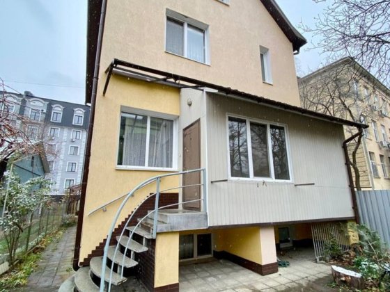 Великий будинок в  центрі міста Ивано-Франковск