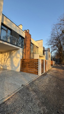 Продаж таунхаусу з приватним виходом до міського озера - фото 1