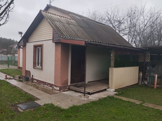 Дачний будинок в місті, з величезною ділянкою 28 соток Полуботки