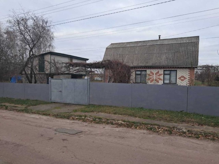 Продам цегляний будинок 37 м², 27 соток, центр Олишівки, від власника - фото 1