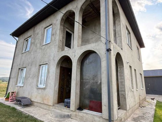 Пропонується до продажу добротний двоповерховий будинок у місті Сторожинець Сторожинець