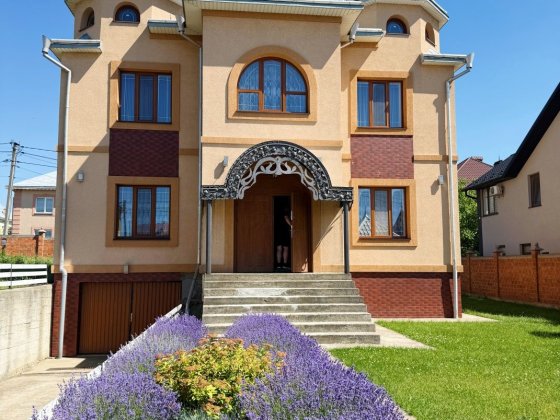 Продаж 2 поверхового будинку з гаражем і ділянкою на 10 соток, 218м² Годилов