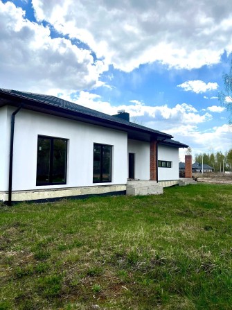 Терміново продам сучасний будинок на околиці Луцька поруч з лісом та озером! - фото 1
