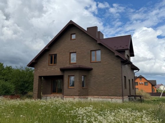 Продаж  будинку з гаражем за 10 хв від центру міста. Луцьк