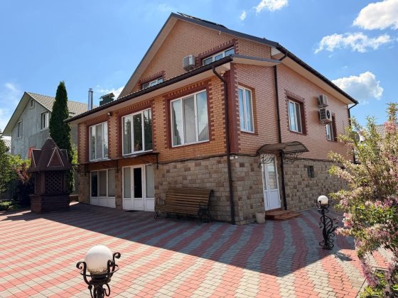 Продаж будинку з басейном