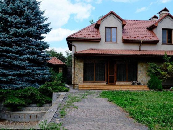 Продаж унікального маєтку з басейном, сауною та гостьовим будинком Ровно