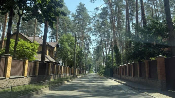 Будинок з терасою та власною земельною ділянкою в оточенні сосен - фото 1