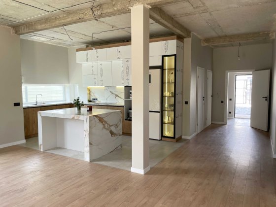 Продам новий будинок з ремонтом 220м² 8соток. Асфальтований доїзд. Ровно