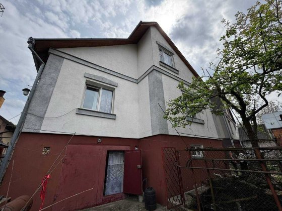 43986   4 - кімнатний  Будинок в Центрі Міста