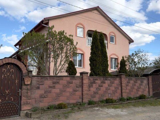 Продаж хорошого будинку з ремонтом на околиці міста Ровно