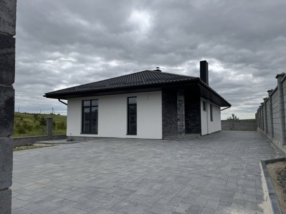 Продам окремий будинок з усіма чистовими роботами та ділянкою 4 сот Ровно