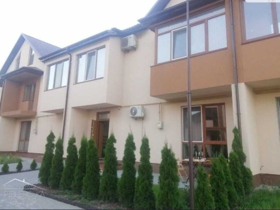 Продам двоповерховий  котедж з міськими комунікаціями в престижній локації - по вул. С. Дем'янчука ! Ровно