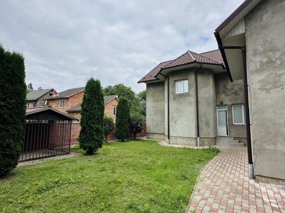 Продаж готового двоповерхового будинку з гаражем та приватизованою зем ділянкою Чернівці