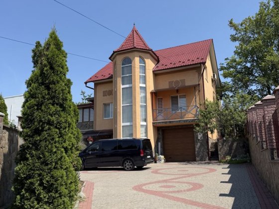 Продаж будинку в районі Квпрцу з міськими комунікаціями Чернівці