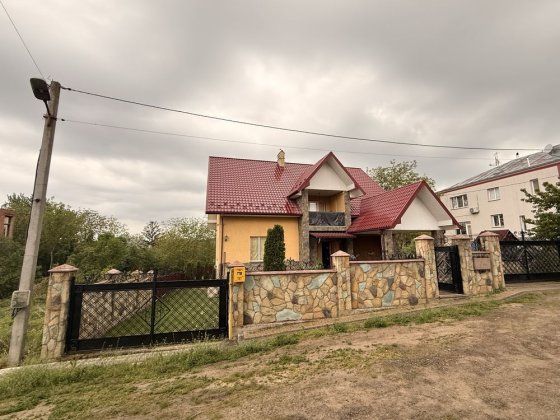 Продам будинок в місті 300 м2/8 соток