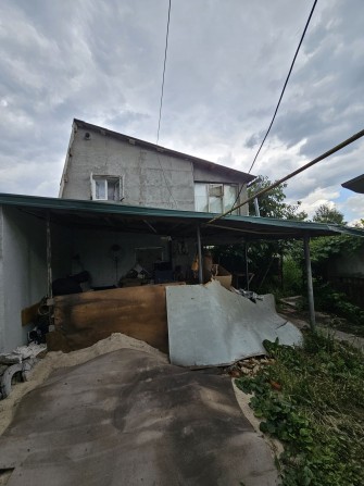 Частина будинка .три жилих приміщення  .гараж.д - фото 1