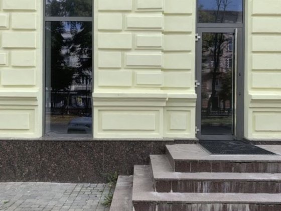 Нове Яворницького 105 Червона лінія, зі своїм входом