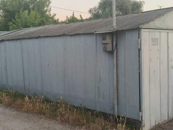 Продам місце під забудову з металевим гаражем (елінгом) та із зоною відпочинку на човновій станції Степне