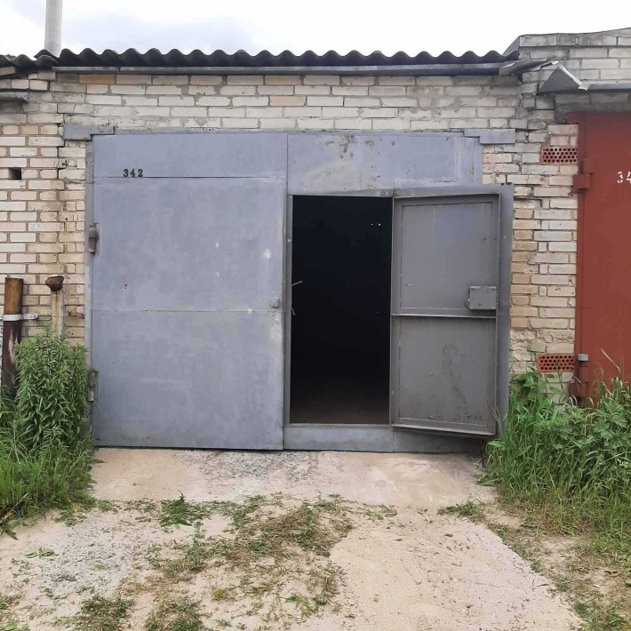 продаю кирпичный гараж в кооперативе заречный .Сухой удобный. - фото 1