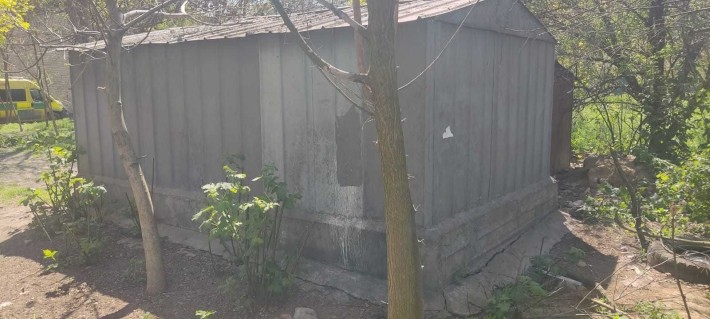 Продається металевий гараж, який розташовний в дворі проспекту 200 років Херсона, будинок 7 - фото 1