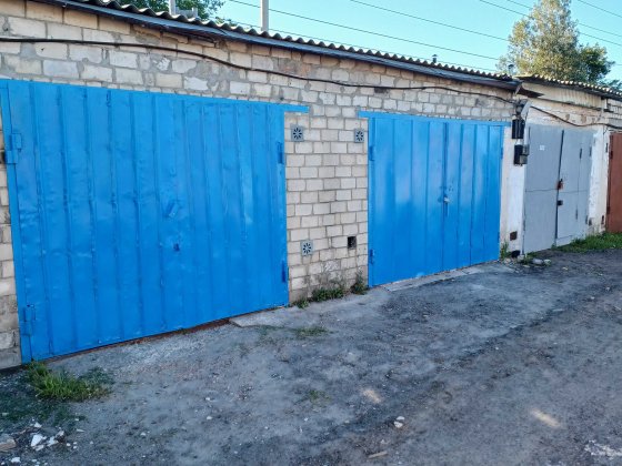 Продаеться  капітальний  двійний гараж на 2 авто з високим підвалом на весь гараж.