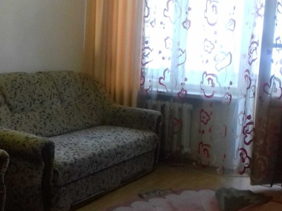 Дівчина в окрему кімнату, яка працює. Центр Хмельницкий
