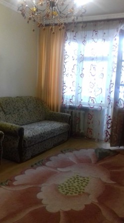 Дівчина в окрему кімнату, яка працює. Центр - фото 1