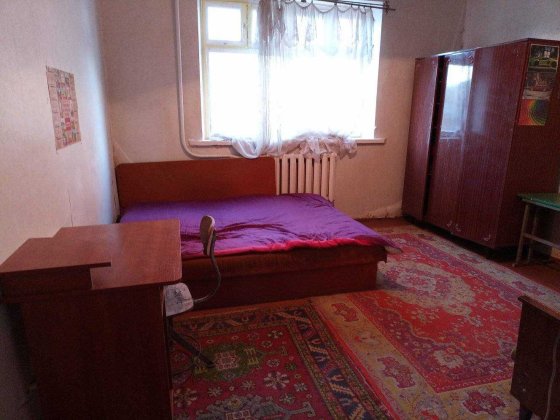 Здам окрему кімнату у двоповерховому будинку .Майже в центрі міста Пирятин