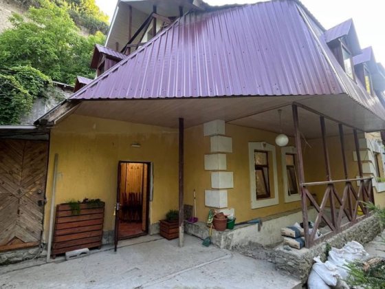 Здається частина будинку поряд Фортеці Кам'янець-Подільський