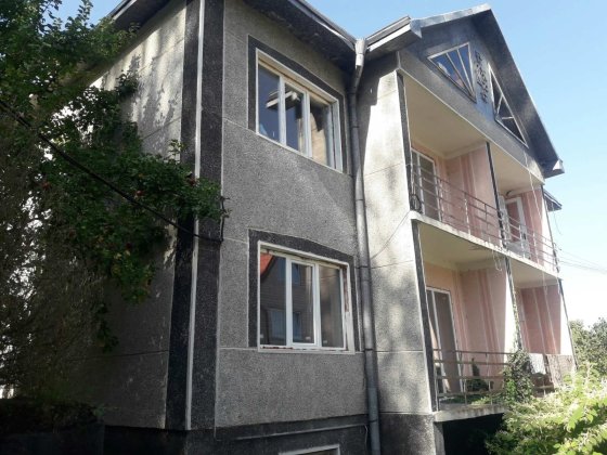 Здам будинок у дворі ще два будинки м. Вижниця Чернівецька обл. Вижница