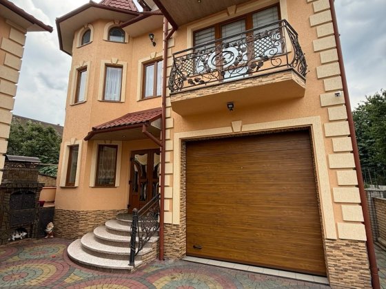 Оренда будинку з гаражем Черновцы