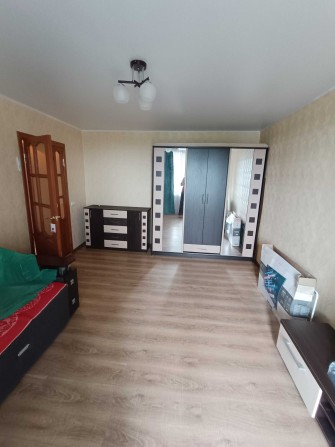 Здається 1-кімн. квартира в місті Ізюм, район ІОМЗ, 5 поверх. - фото 1