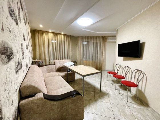 Здається в оренду простора трикімнатна квартира в самому центрі міста. Полтава