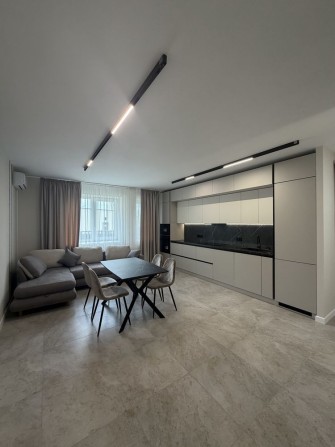 2-кімнатна квартира в оренду ЖК West Towers Ужгород 64 м² сучасний ремонт меблі та техніка | поруч ш - фото 1