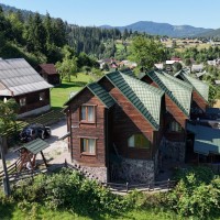 Триповерховий дерев’яний котедж з панорамою на гори у Татарові Яремче