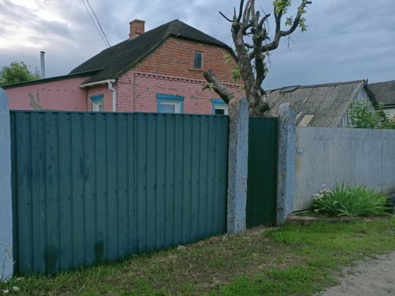 Продається приватний будинок 60 м² та земельна ділянка 6 соток з кадастровим номером. від власника