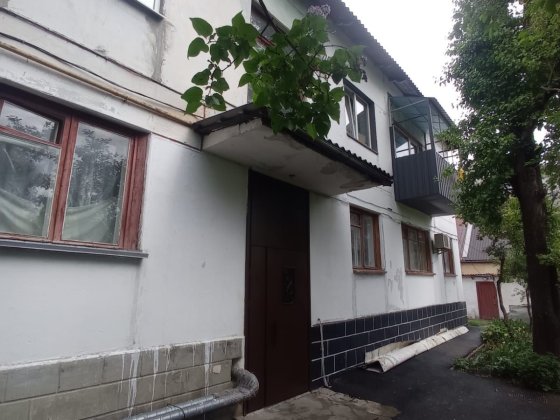 Продам двукімнатну  квартиру у центрі