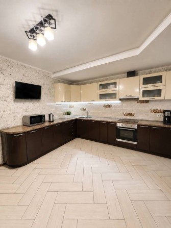 Продам 3-к квартиру з якісним ремонтом. Все залишається. Оф.2%. Без комісії% - фото 1